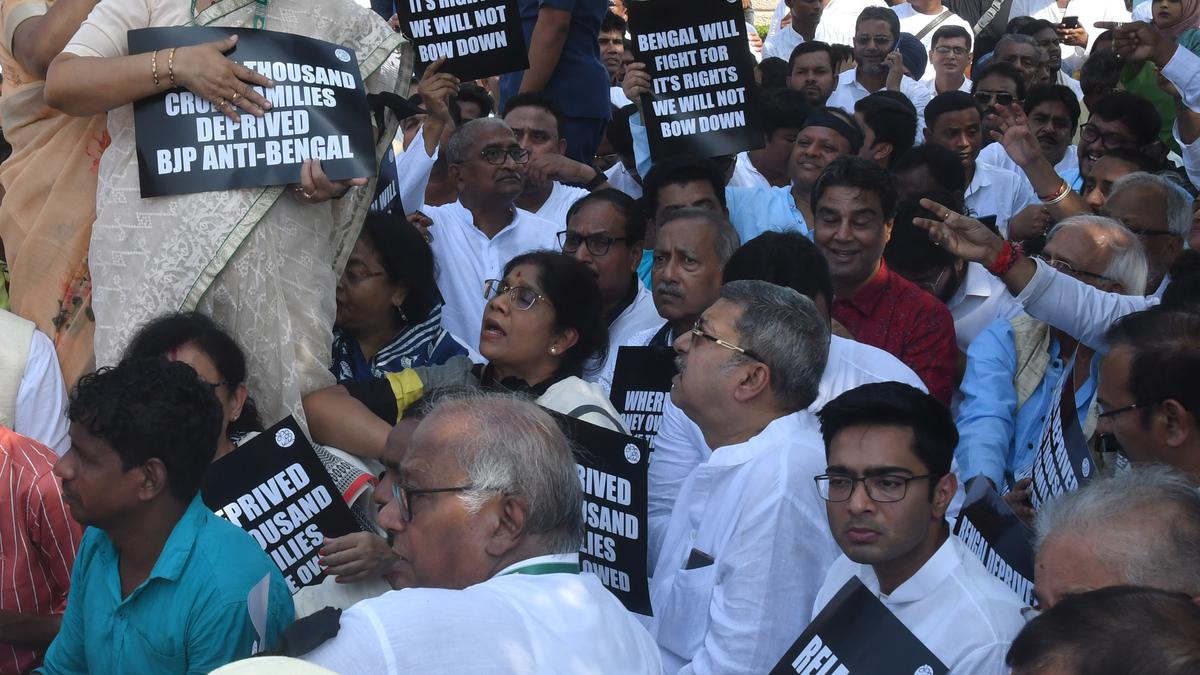 Trinamool begins two-day protest in Delhi over fund cuts; Union Minister Giriraj Singh threatens CBI probe