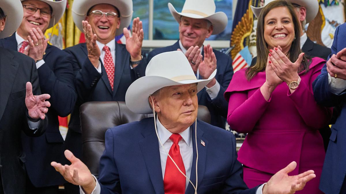 Leaning toward Warsh or Hassett to lead Fed, says Donald Trump