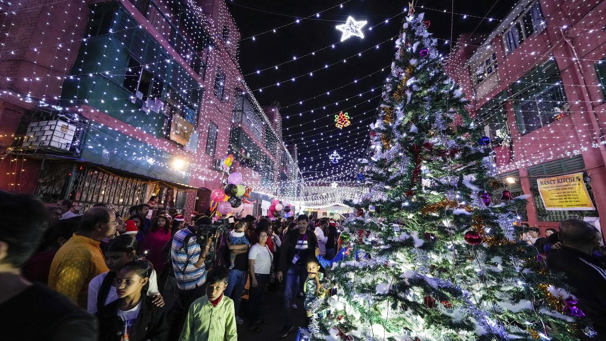 Kolkata plays Santa for non-residents returning for Christmas, serving them cakes and memories