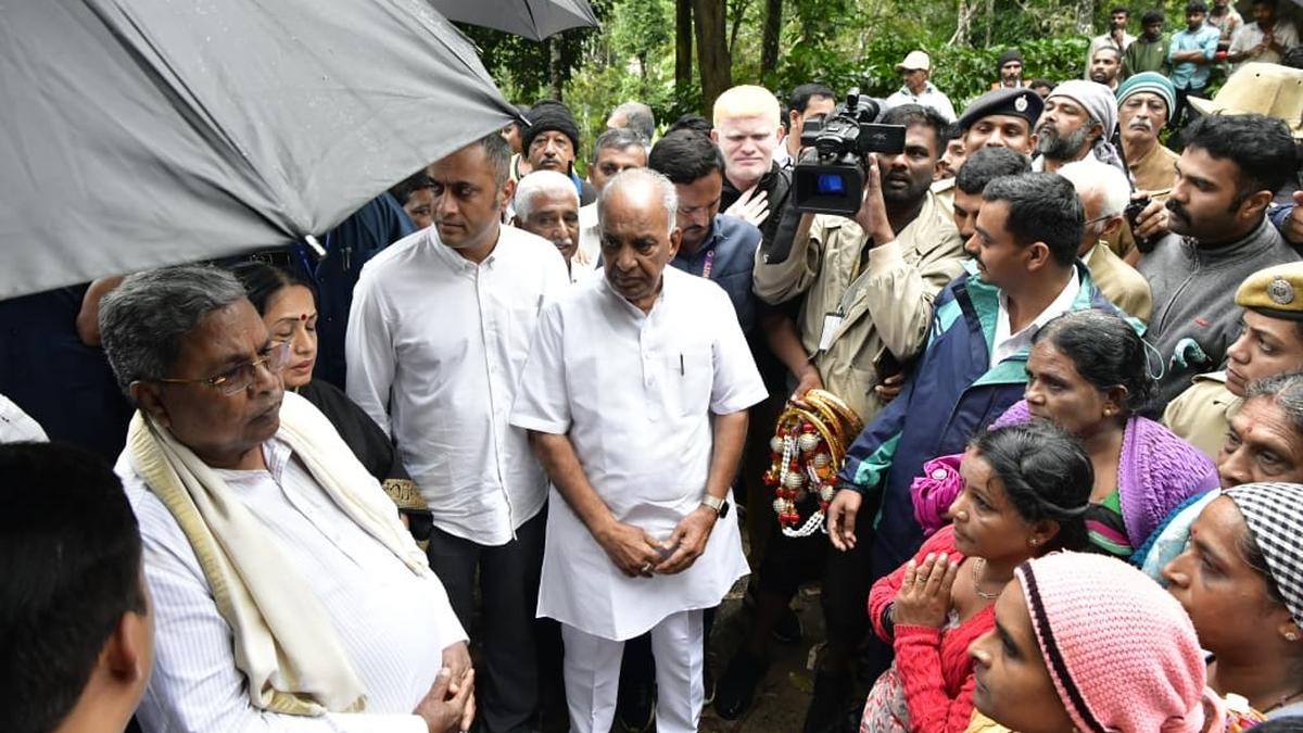 Amidst drizzle, CM inspects rain-hit Kodagu