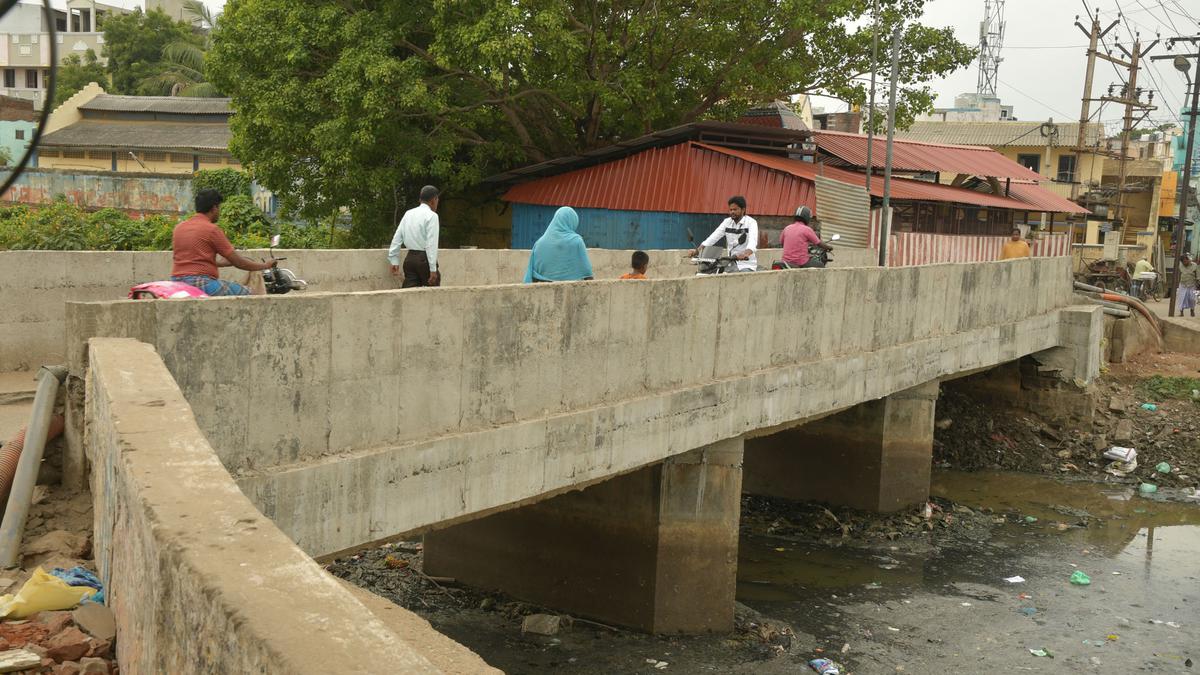 Dilapidated condition of bridge at Alwarthoppu worries residents, Tiruchi Corporation plans to demolish it