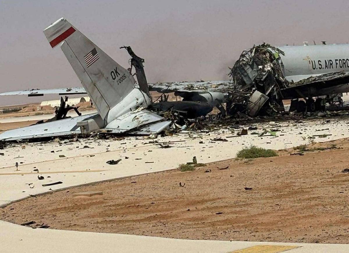 Un aereo di allarme e controllo Boeing E-3 Sentry americano danneggiato a seguito di un attacco iraniano sulla base aerea, nel mezzo del conflitto USA-Israele con l'Iran, presso la base aerea Prince Sultan in Arabia Saudita in questa immagine ottenuta dai social media pubblicata il 29 marzo 2026.