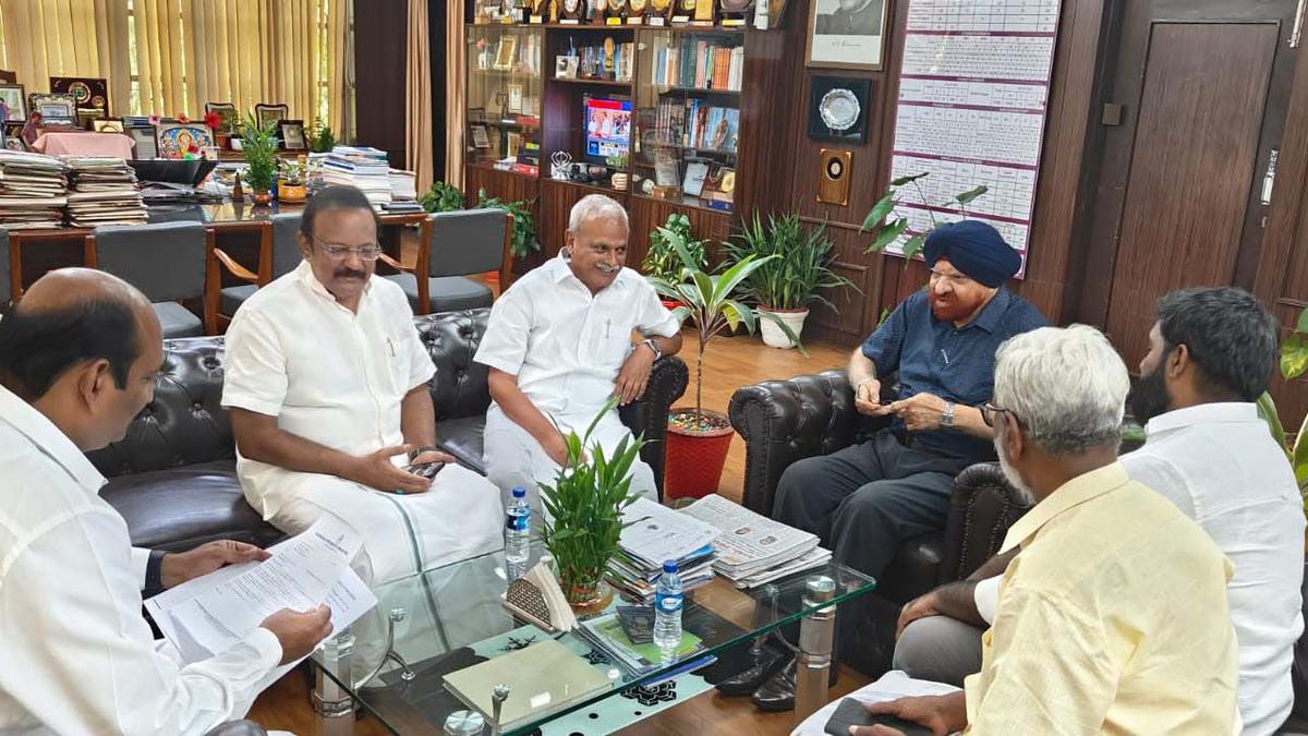 Congress delegation calls on Pondicherry University V-C