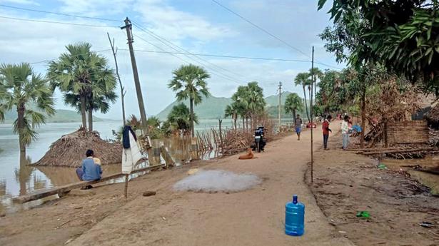 Godavari floodwaters begins to recede in Andhra Pradesh