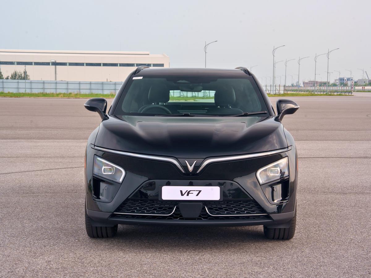 VF7 के साथ स्टाइलिंग चिकना है, और फ्लश डोर हैंडल, पैनोरमिक ग्लास छत, और एलईडी सिग्नेचर लाइटिंग जैसे विवरण इसकी सड़क उपस्थिति को बढ़ाते हैं। VF7 के साथ स्टाइलिंग चिकना है, और फ्लश डोर हैंडल, पैनोरमिक ग्लास छत, और एलईडी सिग्नेचर लाइटिंग जैसे विवरण इसकी सड़क उपस्थिति को बढ़ाते हैं।