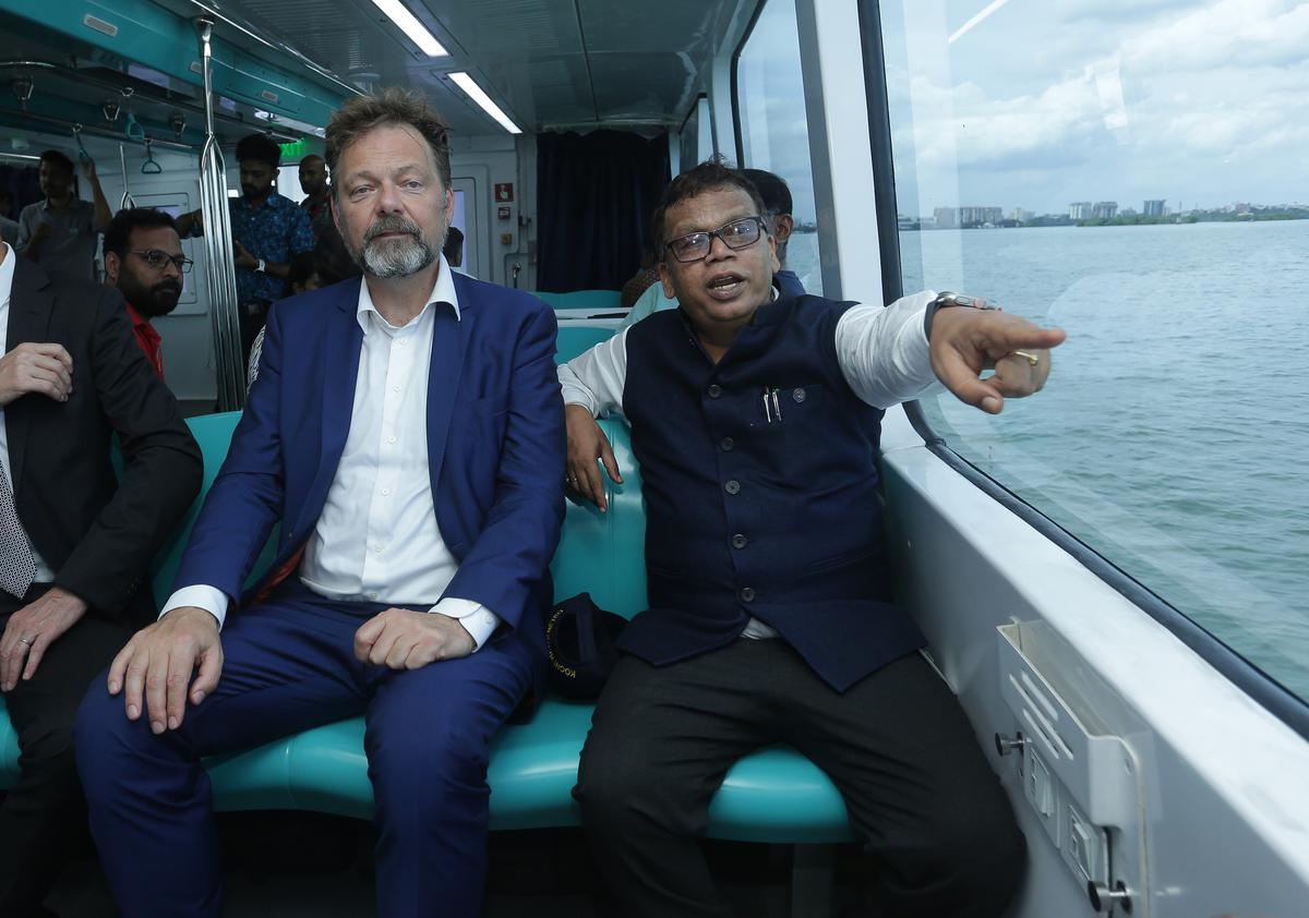 Deutscher Botschafter geht an Bord der Fähre der Kochi Water Metro