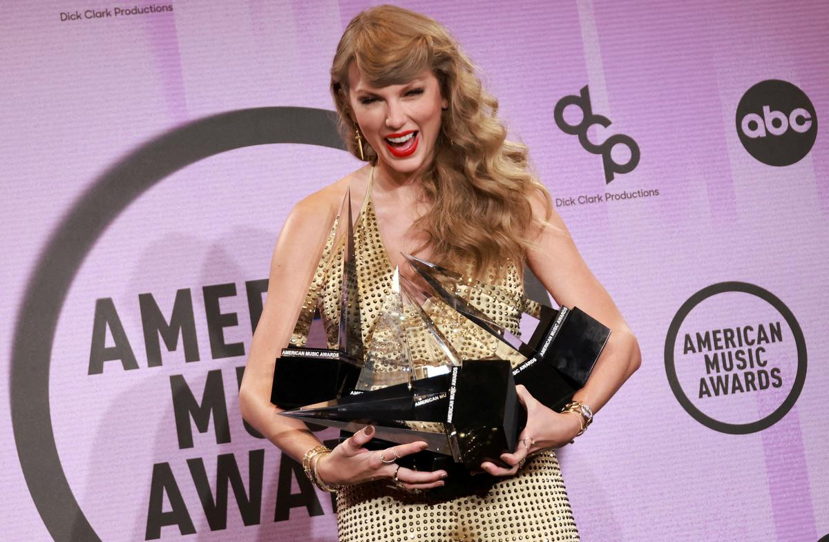 Taylor Swift dominates American Music Awards with six wins