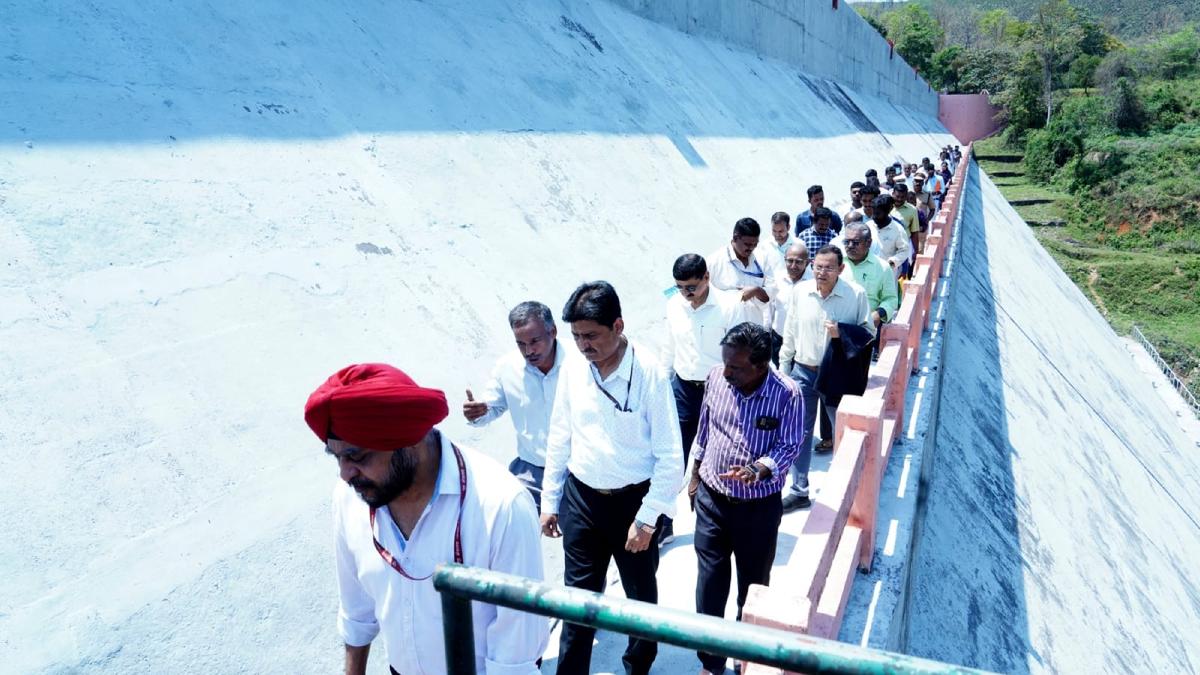 Supervisory committee visits Mullaperiyar dam