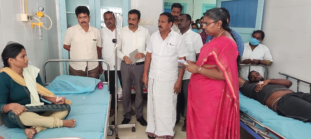 Namakkal Collector S. Uma visited the persons undergoing treatment at the Government Medical College and Hospital in Namakkal on September 18, 2023, after they fell ill after consuming shawarma.  Photo Credit: Special Arrangement
