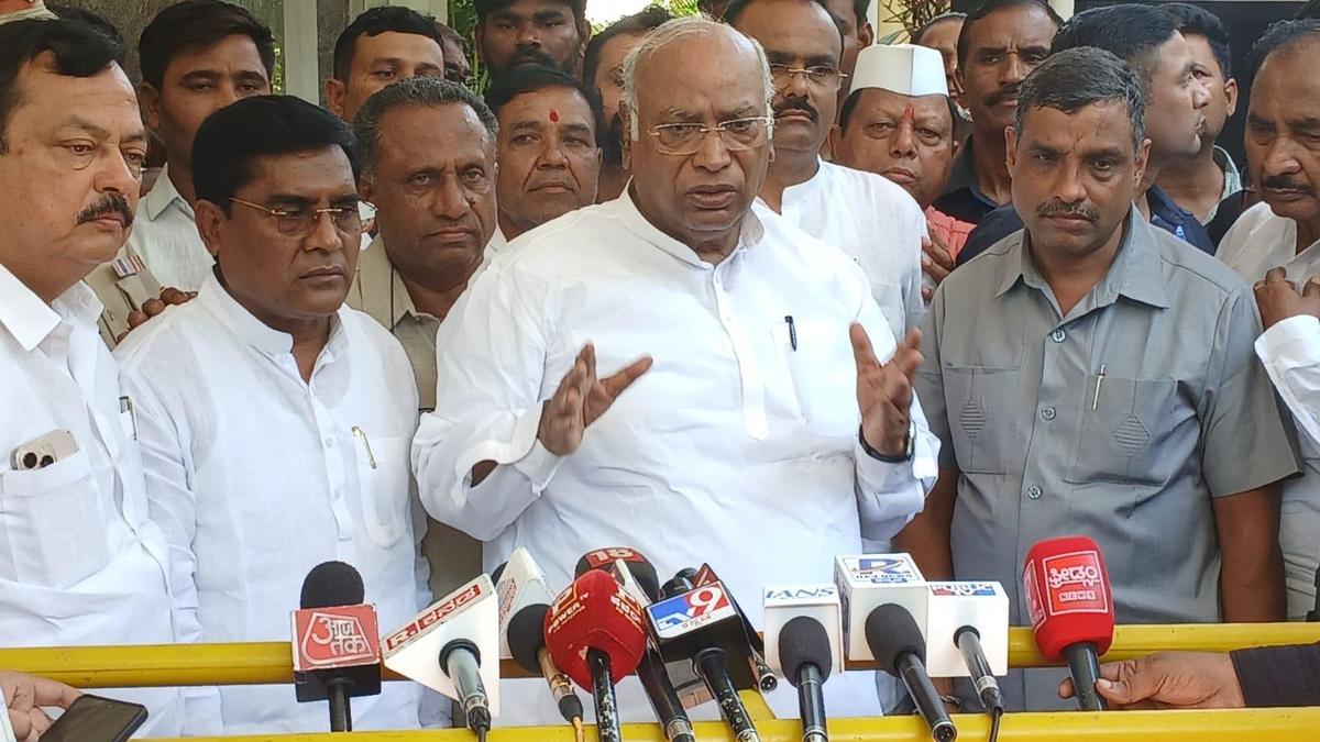Kharge criticises Centre over rising prices, unemployment