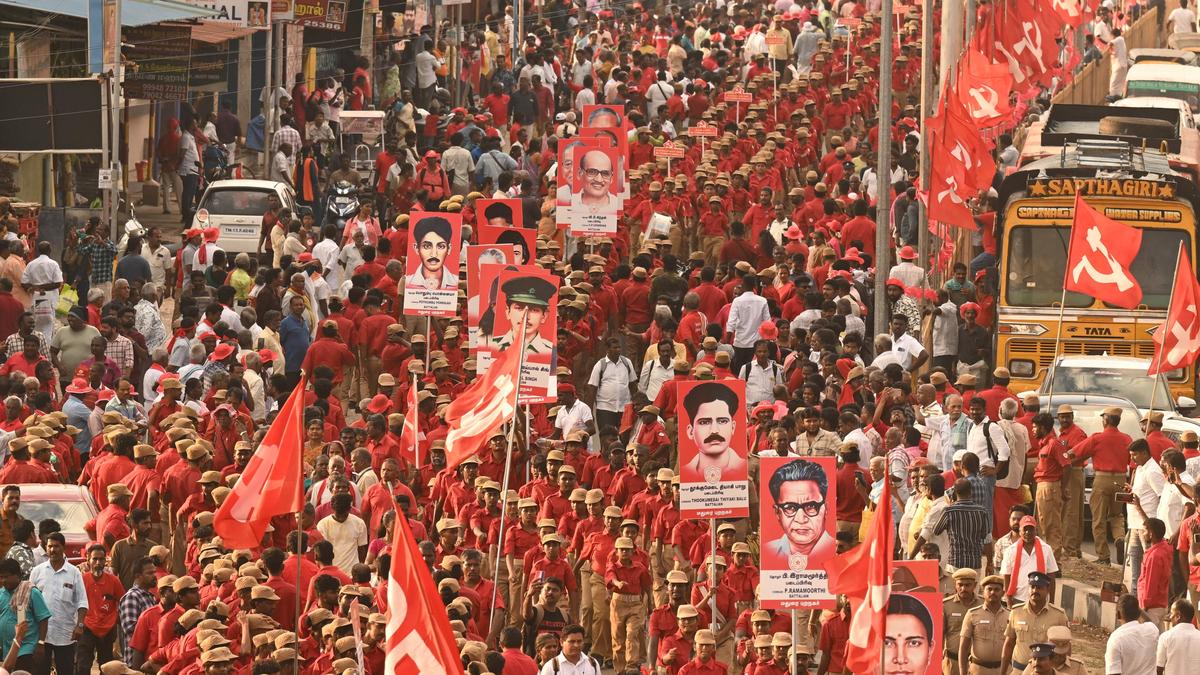 Red Volunteers take out march on concluding day of CPI(M)‘s 24th party congress in Madurai