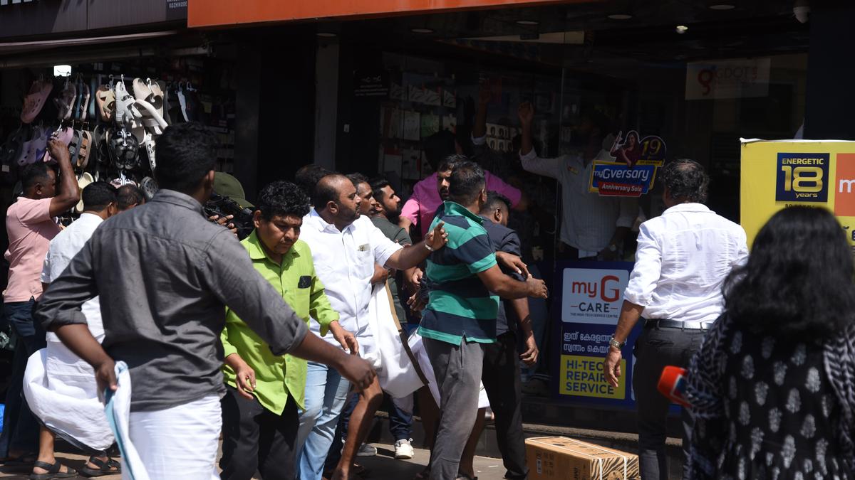 Traders raise strong protest against Congress hartal in Kozhikode