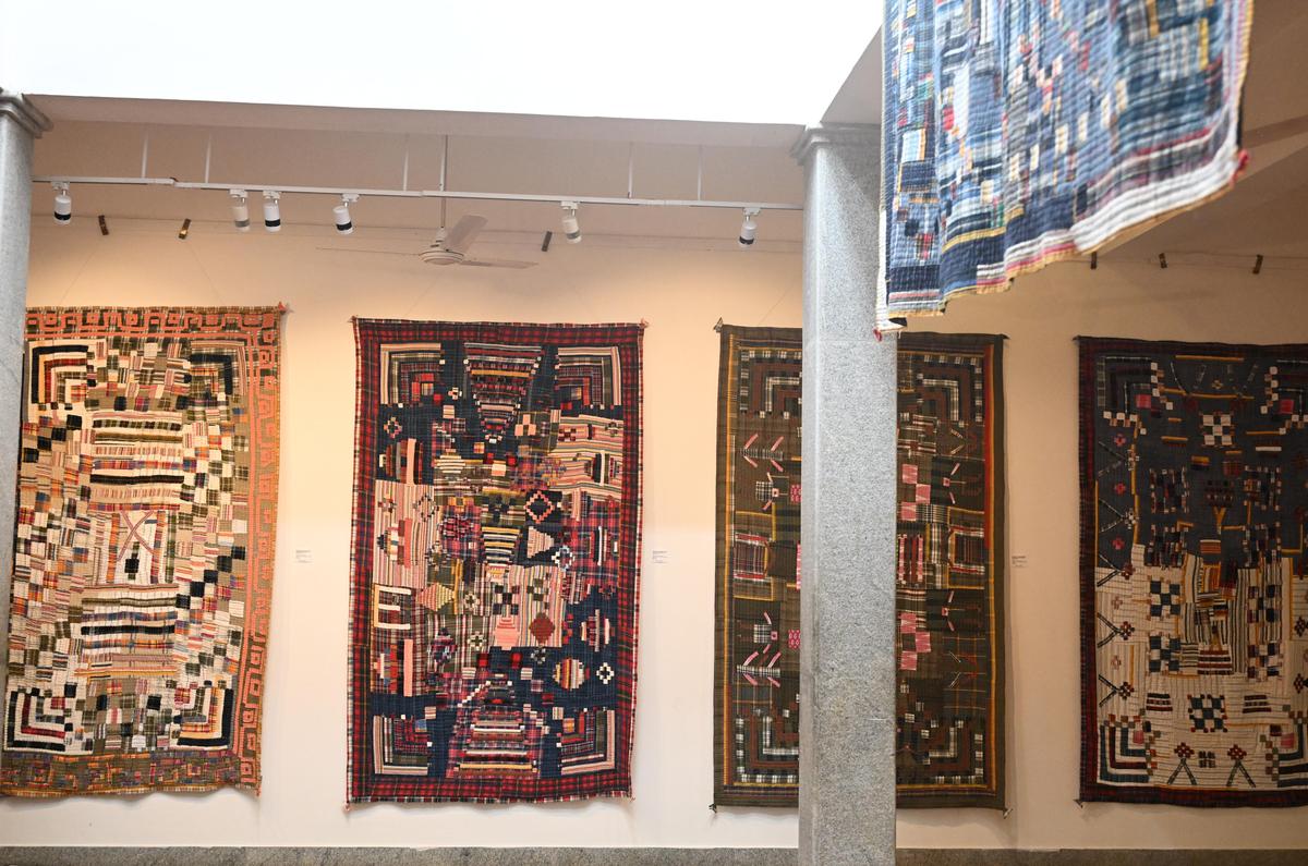 As colchas mais ornamentadas são reservadas para casamentos; uma herança passada para as filhas; colchas também são feitas para recém-nascidos.