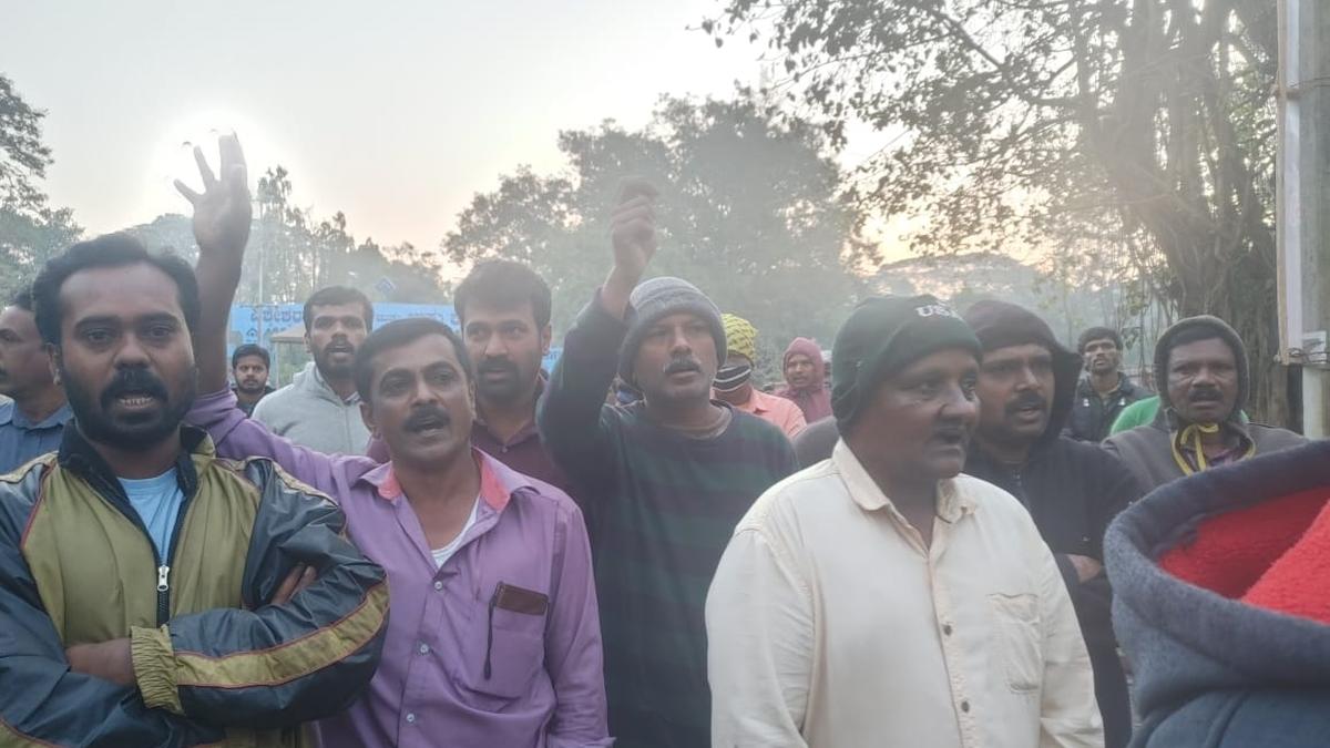 Contract employees of Visvesvaraya Iron and Steel Plant in Shivamogga stage indefinite protest against decision to close down unit