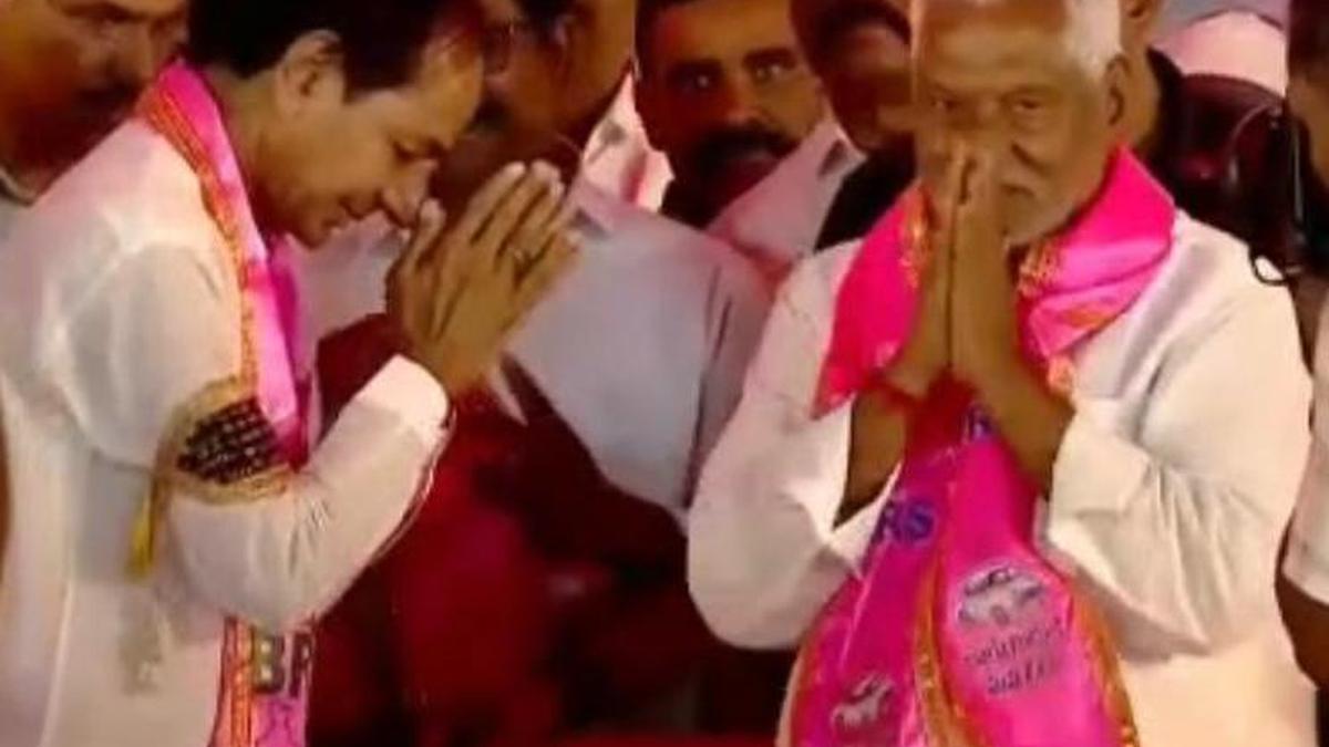 KCR alleges govt. okayed Centre’s proposal to install meters to farm pumpsets,  flays HYDRAA