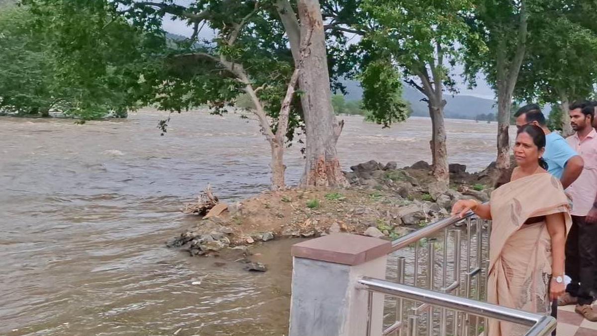 Cauvery in spate in Hogenakkal, administration issues flood alert