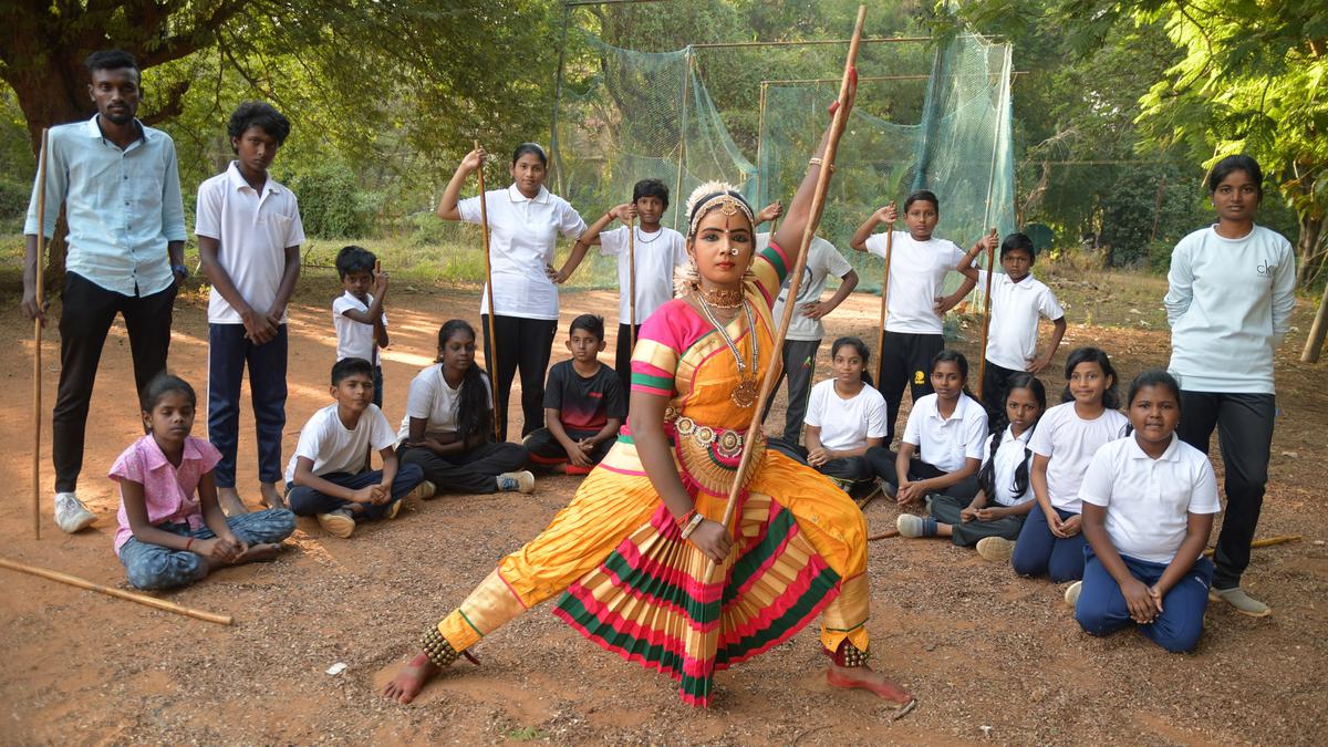 Multi-talented Tiruchi artiste Sandhya shares her knowledge with underprivileged children