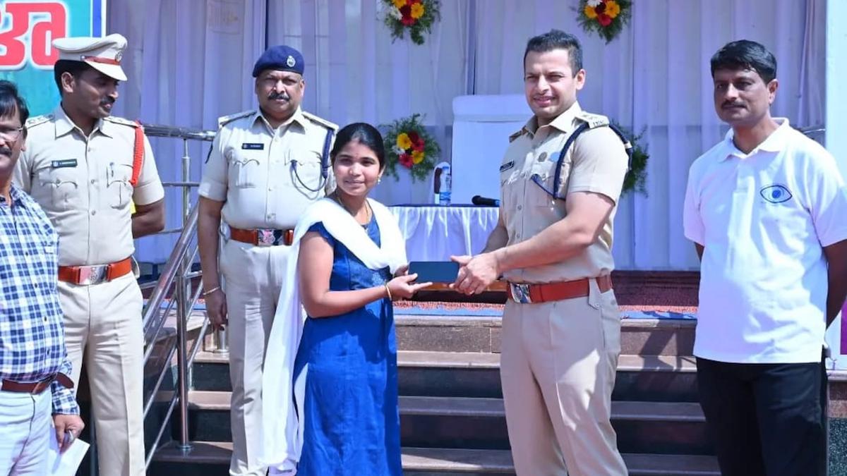 Kurnool police recover 1,924 mobile phones worth ₹3.5 crore