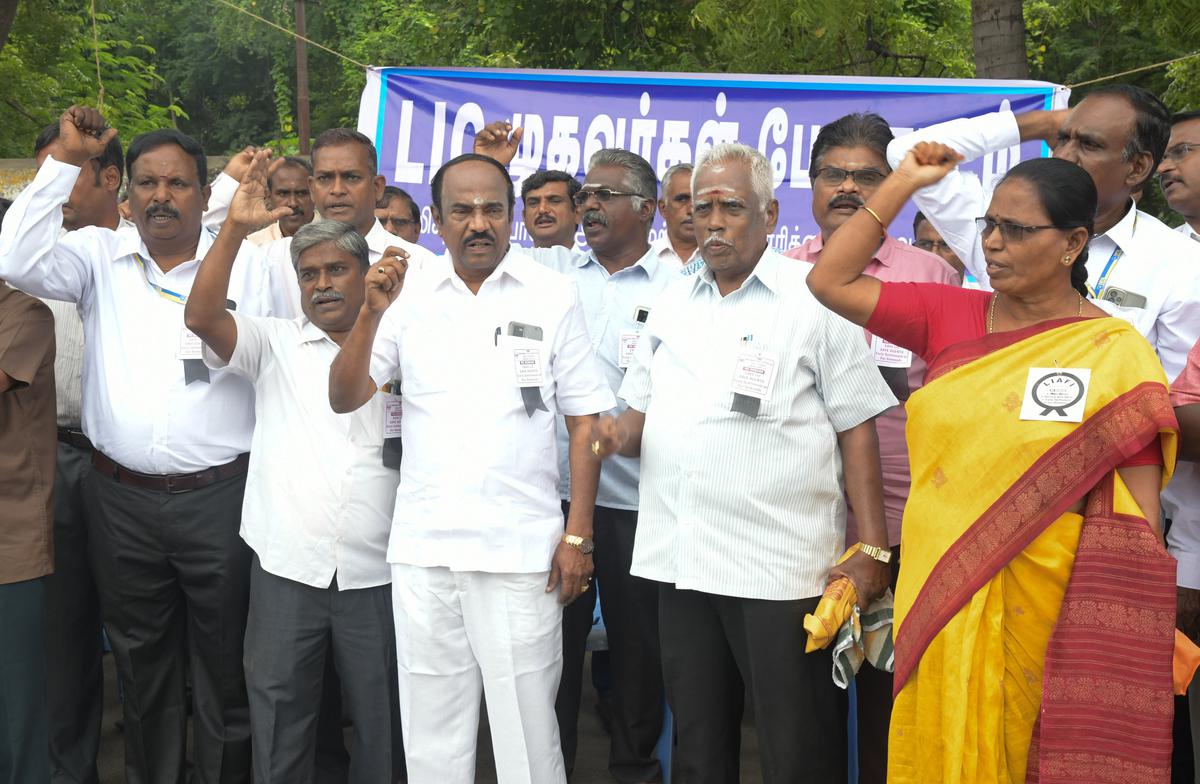 LIC agent’s in Erode stage protest demanding hike in gratuity