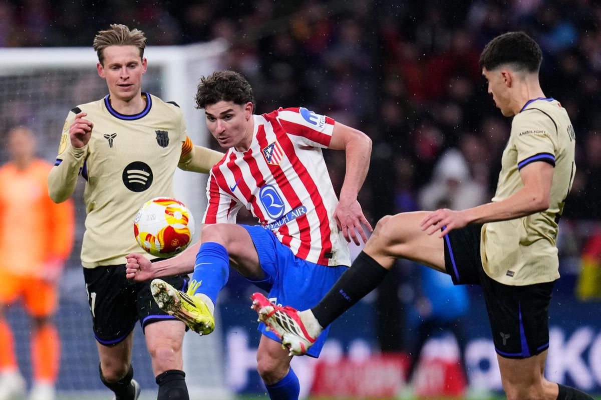 एटलेटिको मैड्रिड के जूलियन अल्वारेज़, केंद्र में, बार्सिलोना के पाउ क्यूबर्सी, दाएं और फ्रेंकी डी जोंग के साथ गेंद के लिए चुनौती