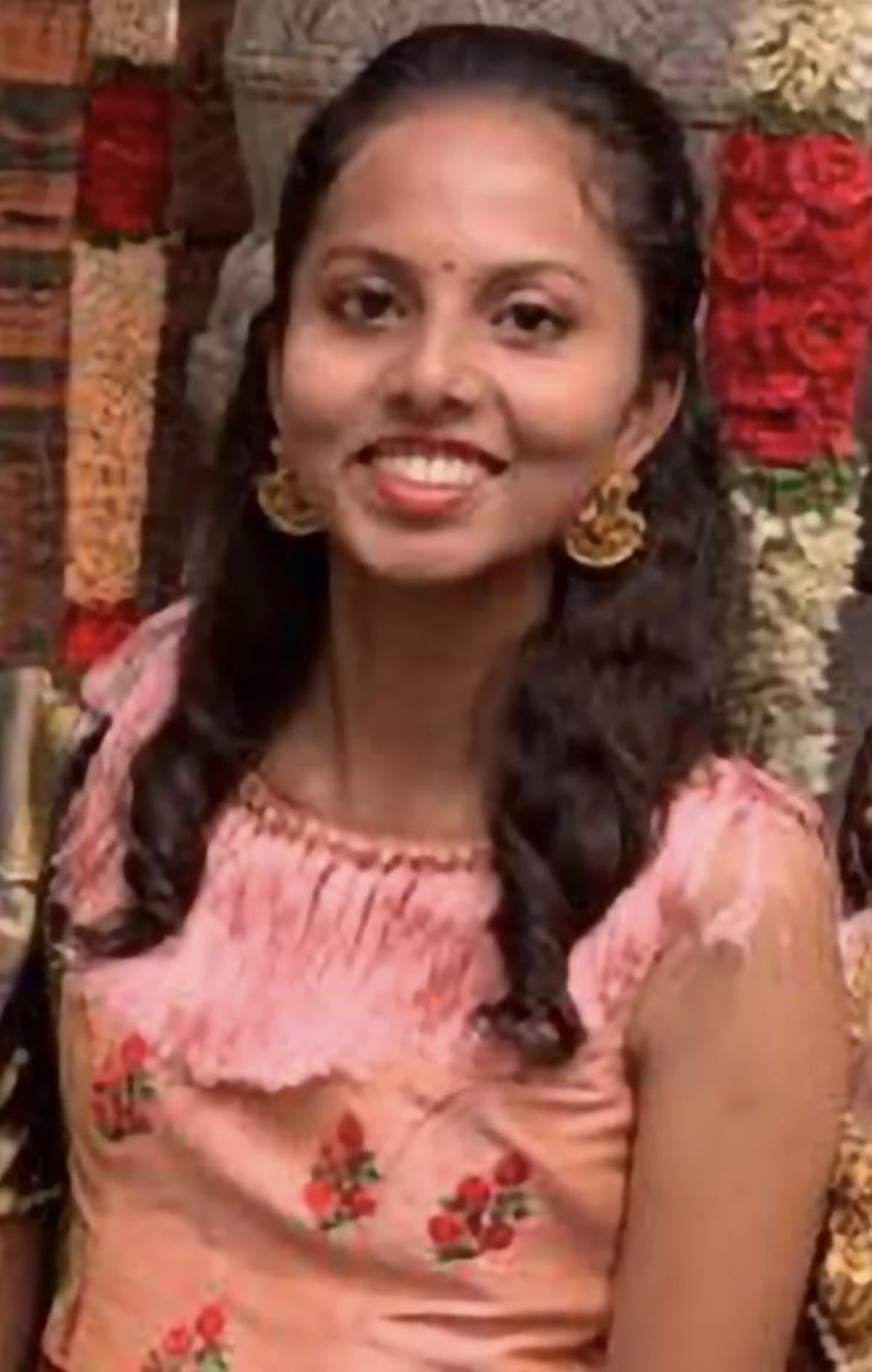 శివమొగ్గలోని త్యావరేకొప్ప టైగర్‌ అండ్‌ లయన్‌ సఫారీలో నీటిగుండం దాడికి గురై సమీక్షారెడ్డి మృతి చెందింది.