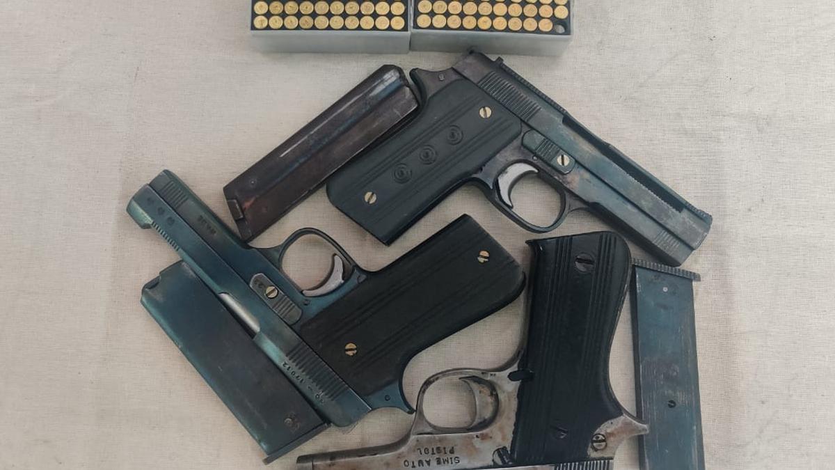 Police catch gun-runner trying to sell three pistols