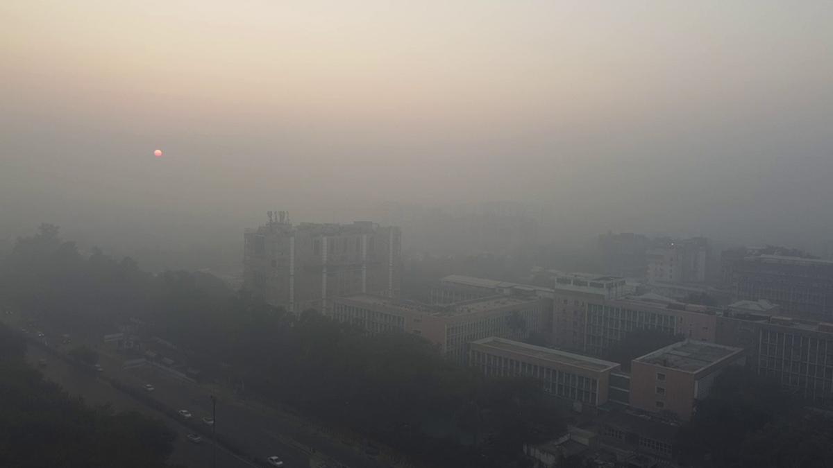 Cold wave tightens grip on north India, Delhi shivers in dense fog with 'Very Poor' air quality