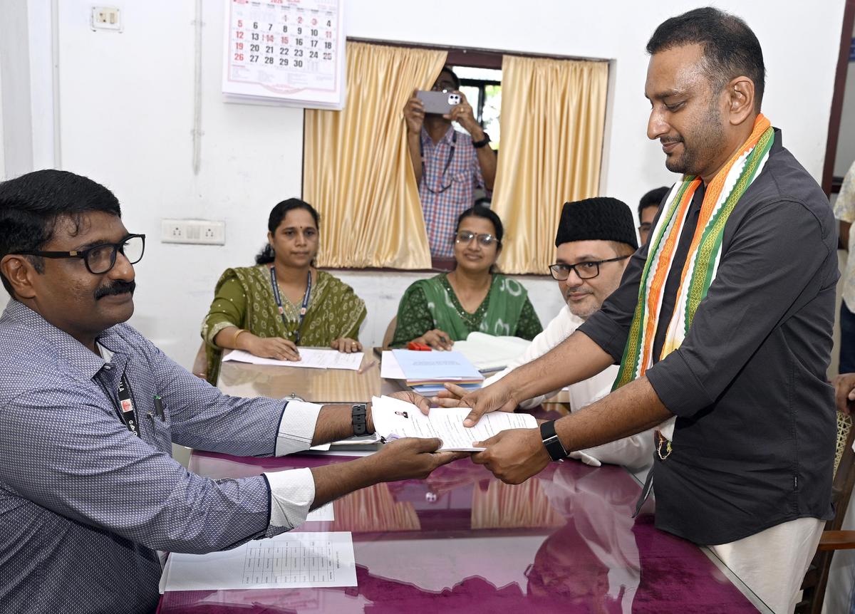 कोडुवल्ली से यूडीएफ उम्मीदवार पीके फ़िरोज़ 23 मार्च को कोझिकोड में अपना नामांकन पत्र दाखिल कर रहे हैं।