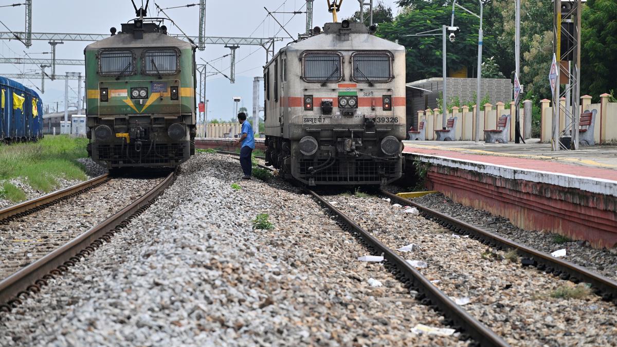 Engine of express train gets detached from other coaches near Katpadi in Vellore