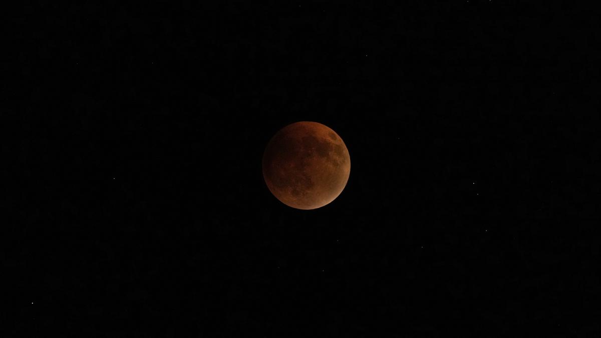 https://th-i.thgim.com/public/incoming/8gc1lh/article70023860.ece/alternates/LANDSCAPE_1200/Lebanon_Lunar_Eclipse_36131.jpg