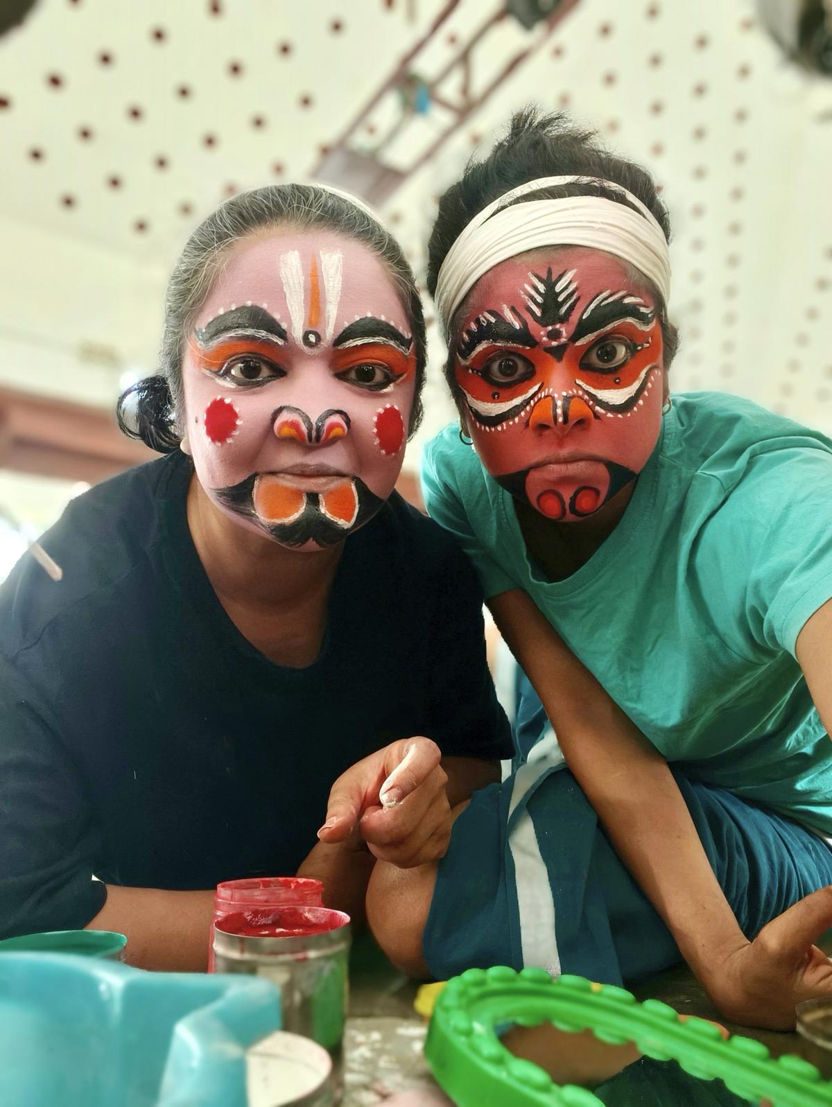 अभिनेता माया एस कृष्णन और करुणा अमरनाथ