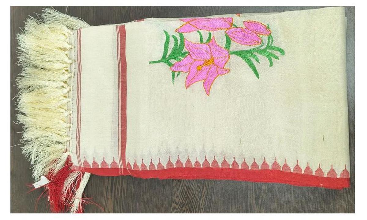 Presente para PM da Itália - Estola de seda Shirui Lily. A estola de seda Shirui Lily é inspirada nas alturas enevoadas do pico Shirui Kashong em Manipur, na Índia. É inspirado no raro lírio Shirui, uma delicada flor em forma de sino com pétalas branco-rosadas claras que não floresce em nenhum outro lugar do mundo. Presente para PM da Itália - Estola de seda Shirui Lily. A estola de seda Shirui Lily é inspirada nas alturas enevoadas do pico Shirui Kashong em Manipur, na Índia. É inspirado no raro lírio Shirui, uma delicada flor em forma de sino com pétalas branco-rosadas claras que não floresce em nenhum outro lugar do mundo.