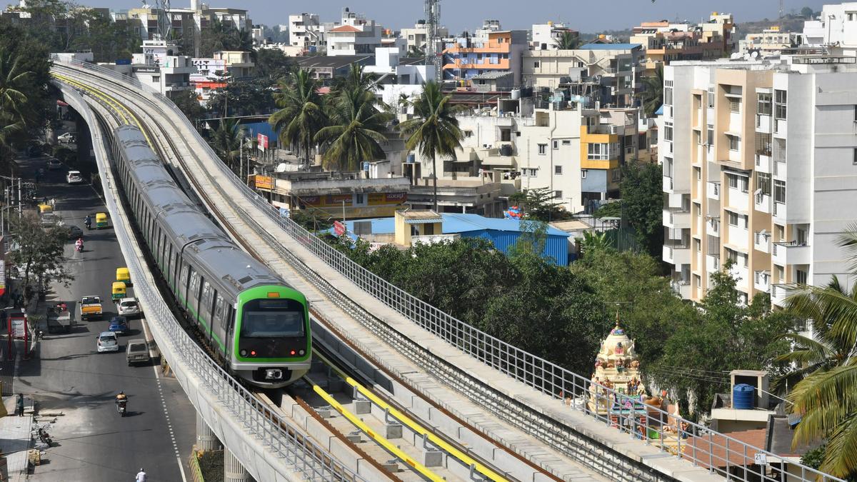 Passengers in stranded metro train make dangerous trek to station