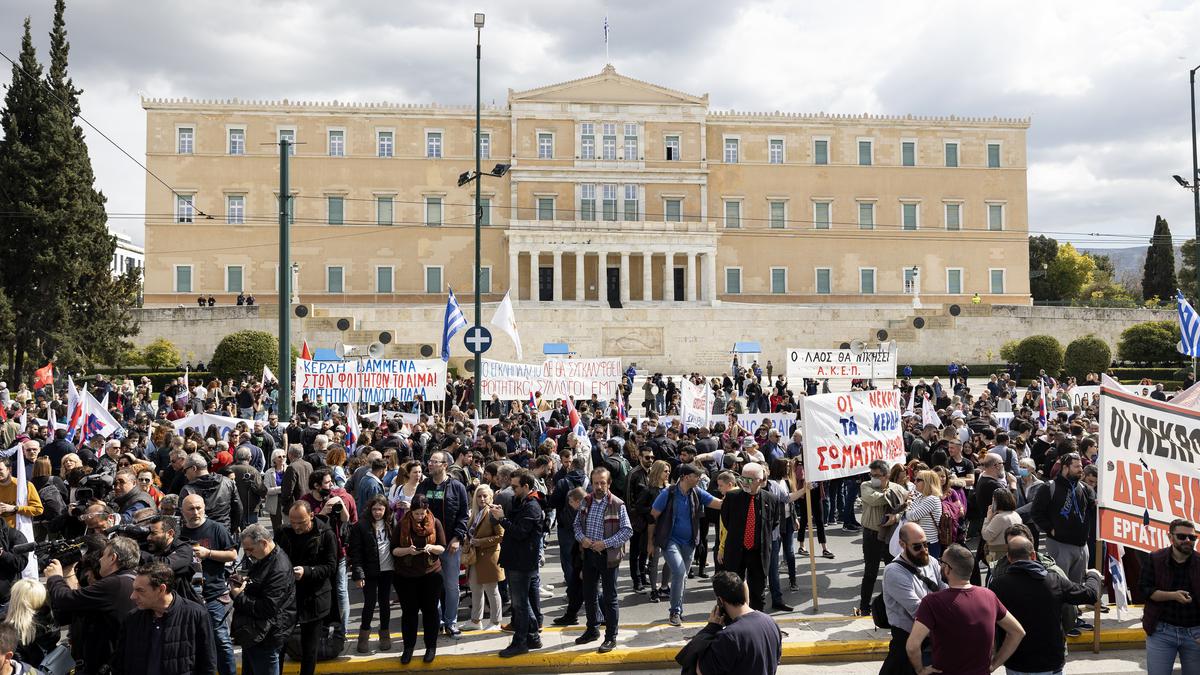 Thousands take part in new Greece protest over train crash