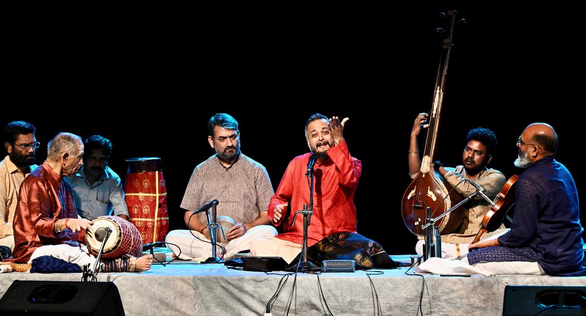 Sandeep Narayan accompagnato da Trichy Sankaran al mridangam, VVS Murari al violino e KV Gopalakrishnan al kanjira.