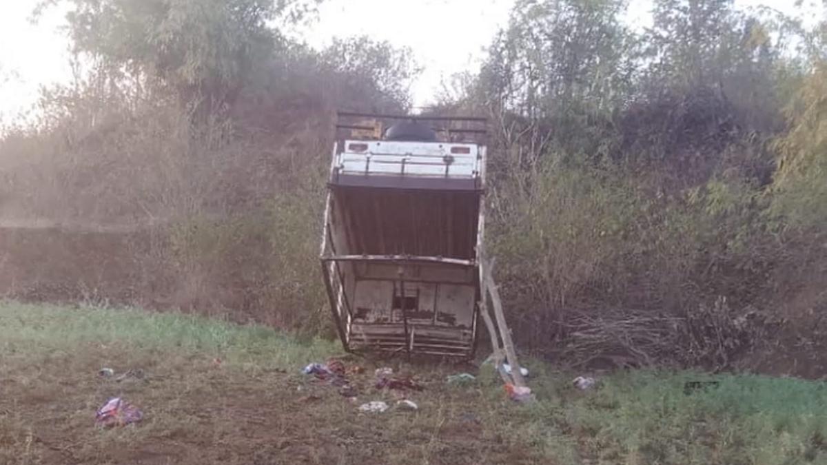 14 killed, 20 injured as pick-up vehicle overturns in M.P.'s Dindori