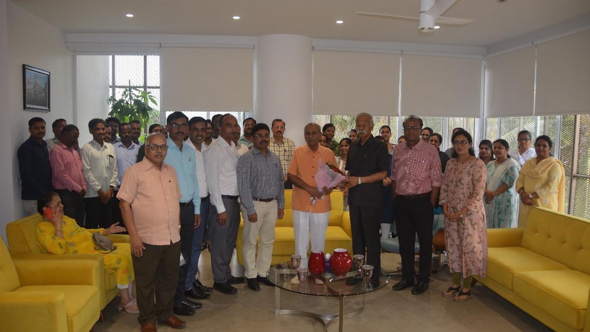 Prabhakar Kore honoured for 40 years of yeoman service