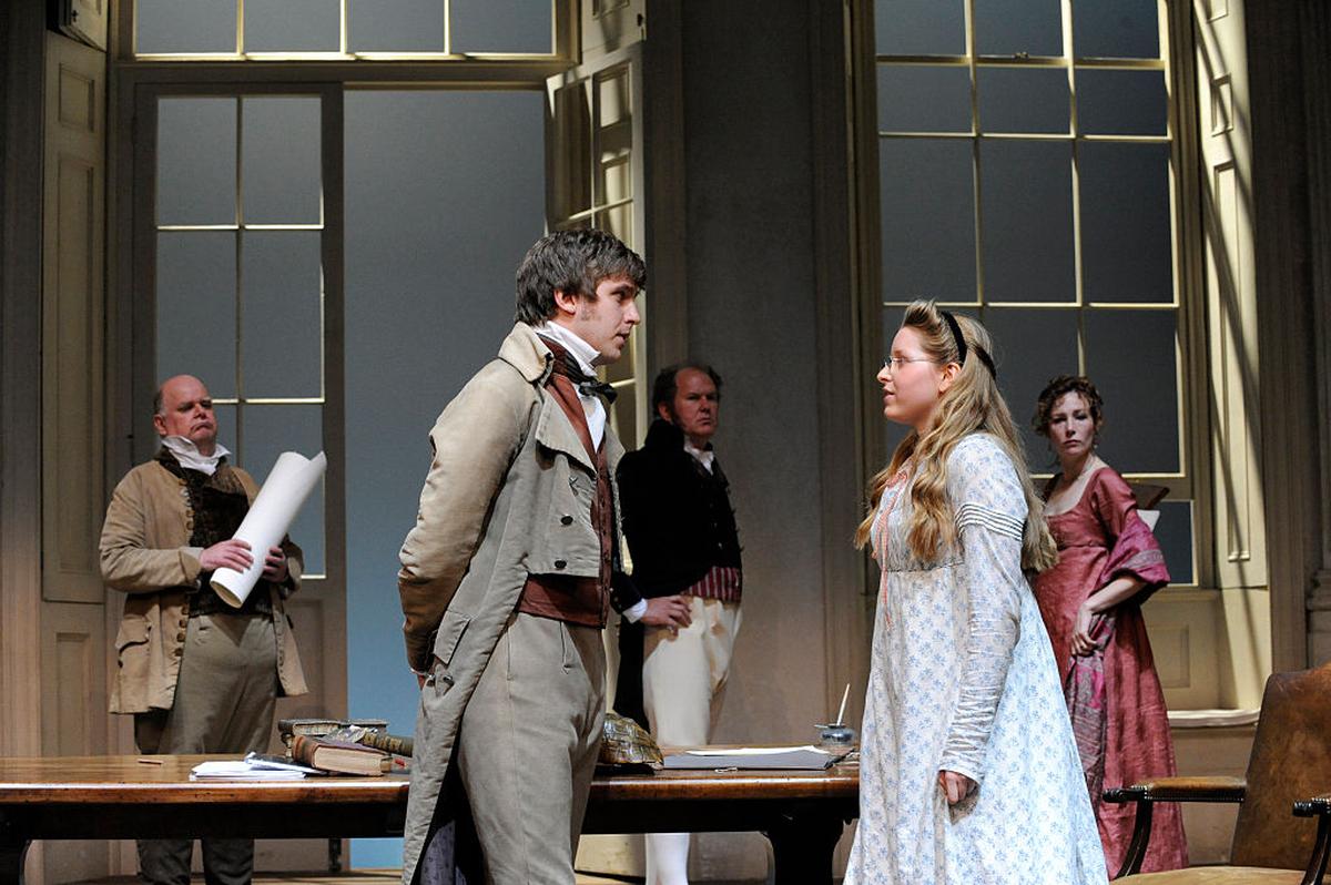 लंदन में ड्यूक ऑफ यॉर्क के थिएटर में डेविड लेवॉक्स द्वारा निर्देशित अर्काडिया के निर्माण में सेप्टिमस हॉज के रूप में डैन स्टीवंस और थॉमसिना कवरली के रूप में जेसी केव।