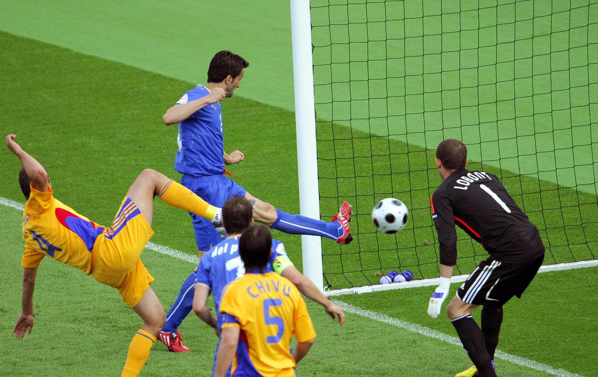 Italian defender Christian Panucci scores past Romanian goalkeeper Bogdan Lobont (R) and Romanian defenders Gabriel Tamas (L) and Cristian Chivu during the Euro 2008 Championships Group C football match on June 13, 2008 in Zurich, Switzerland.