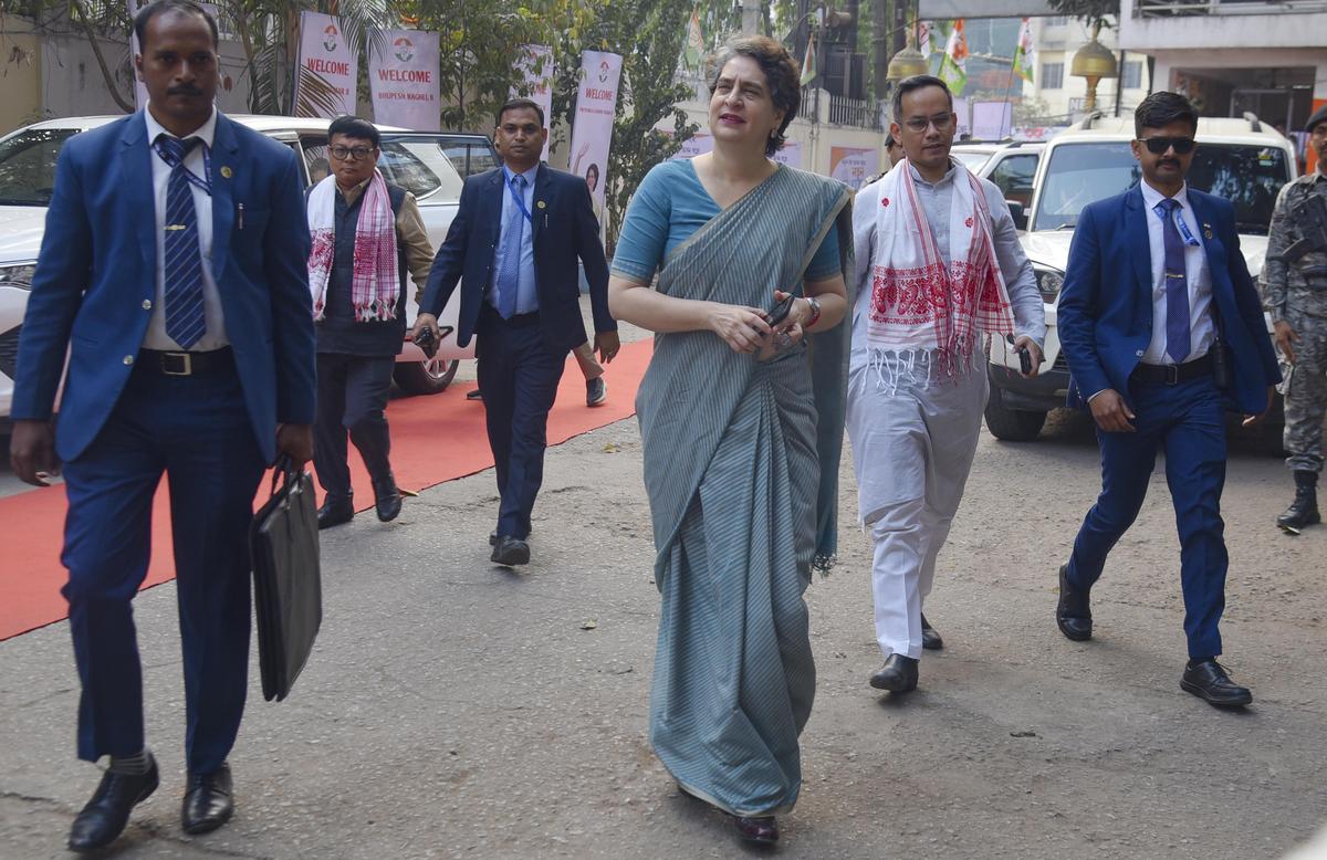 Assam चुनावों से पहले, प्रियंका गांधी वाड्रा राजनीतिक मतभेदों को कम करने और भाजपा के खिलाफ मोर्चा बनाने के लिए तेजी से प्रयास कर रही हैं। 2 Chief Minister betrayed the trust of people of Assam through corruption, claims Priyanka - The Hindu