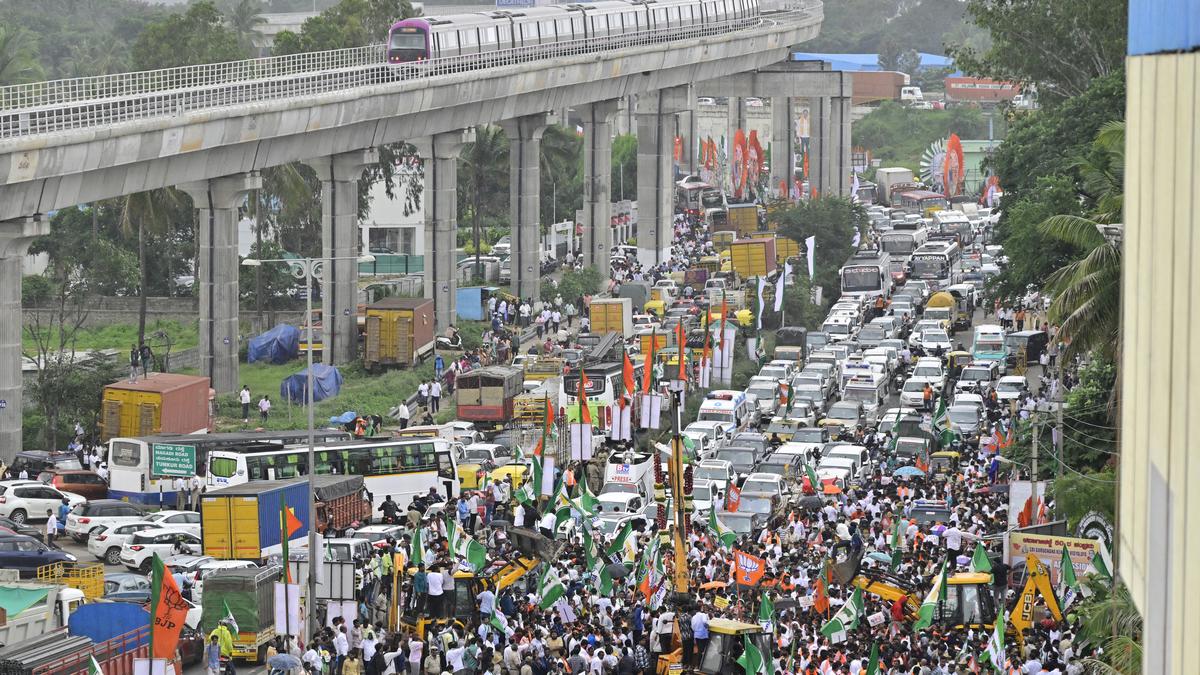 BJP-JDS padayatra throws traffic out of gear on Bengaluru-Mysuru Road