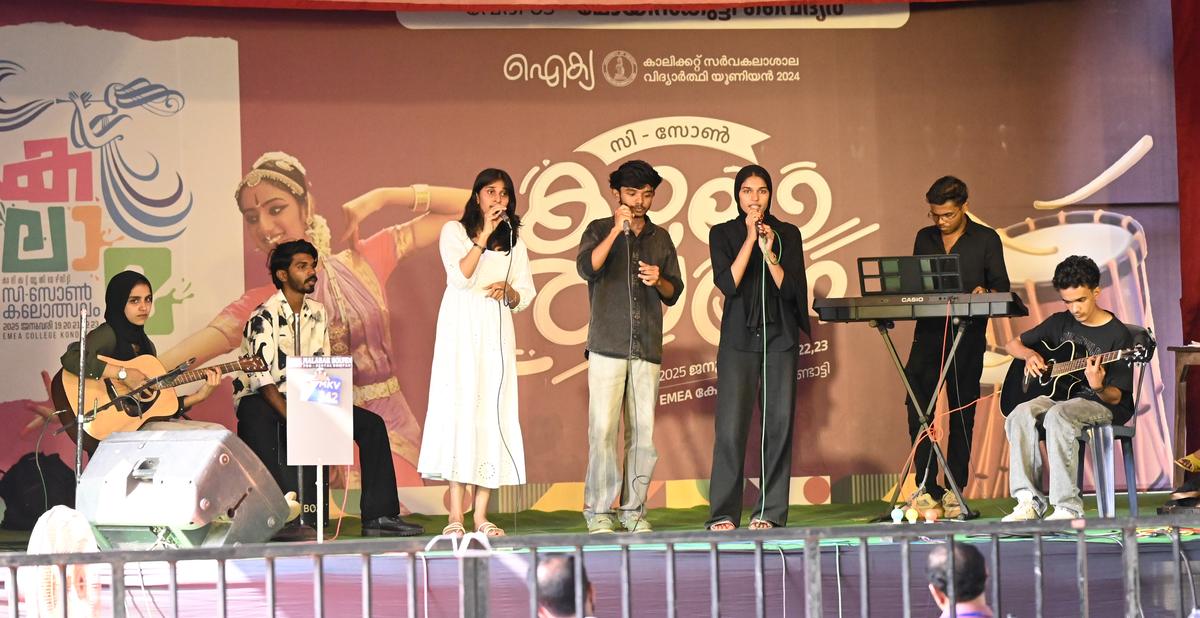 Students of SAFI College, Vazhayoor, performing Ganamela