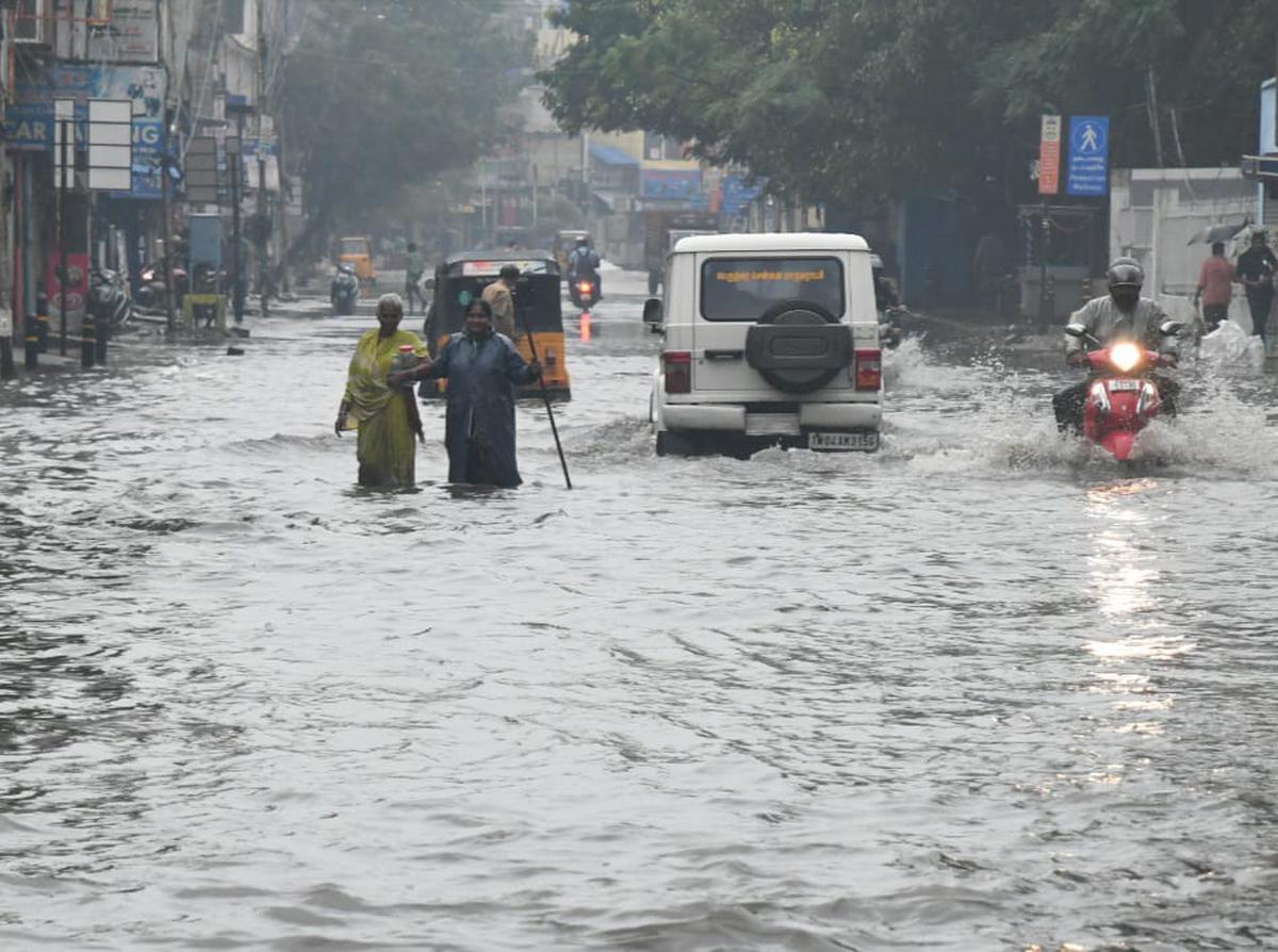 Tamil Nadu rains live | Schools and Colleges across districts announce holiday owing to rains