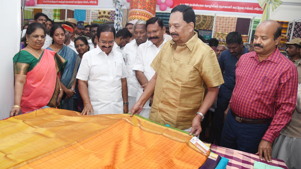 Ministers inspect handloom expo in Salem, distribute welfare assistance