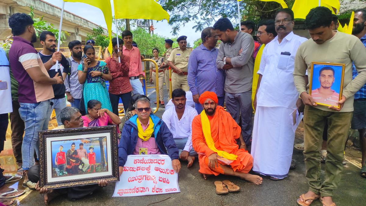 Protest in Karwar seeking higher compensation for Shirur landslip victims