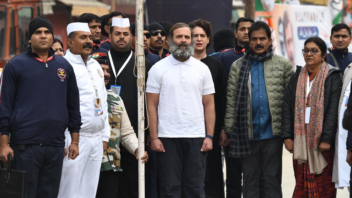 Rahul Gandhi unfurls national flag at Srinagar's Lal Chowk