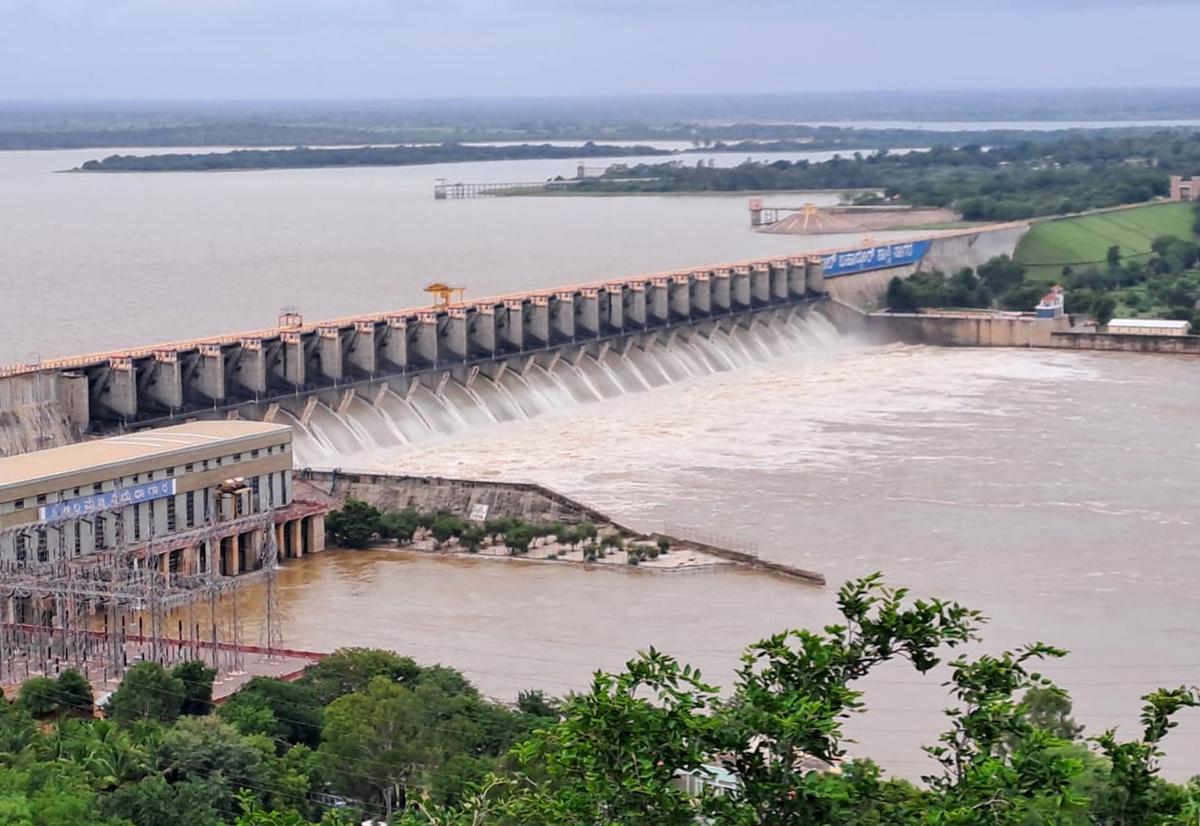 Siddaramaiah writes to Maharashtra Chief Minister defending decision to  increase Almatti dam height - The Hindu