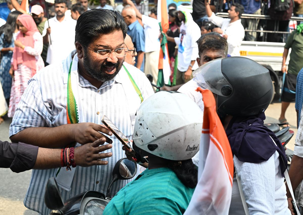 Candidato da UDF do distrito eleitoral da Assembleia de Nemom, KS Sabarinadhan, conversando com pessoas em Poonthura na quarta-feira.