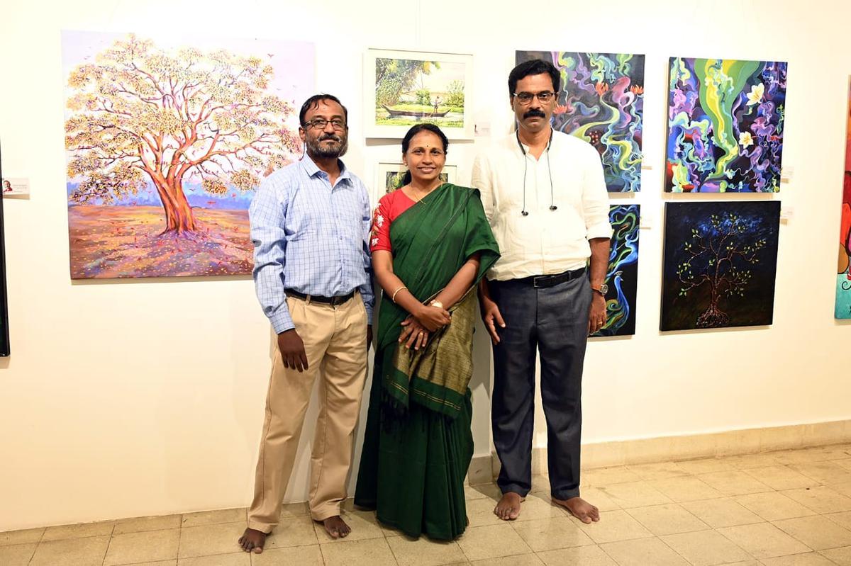 (बाएं से) साजिथ ए रेमेडी, मिनी शर्मा और जोसेफ फ्रांसिस ब्लेंड ऑफ ह्यूज पेंटिंग प्रदर्शनी में केरल ललितकला अकादमी आर्ट गैलरी, वायलोपिली संस्कृति भवन, तिरुवनंतपुरम में