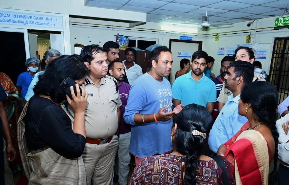 राजामहेंद्रवरम शहर के एक निजी अस्पताल में जिला कलेक्टर कीर्ति चेकुरी और एसपी डी. नरसिम्हा किशोर के साथ बातचीत करते मरीजों के परिवार के सदस्य।